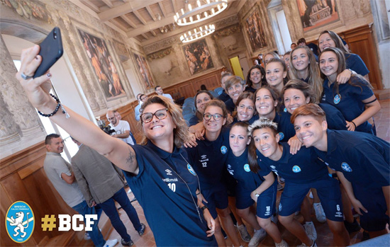 brescia_femminile_selfie_loggia