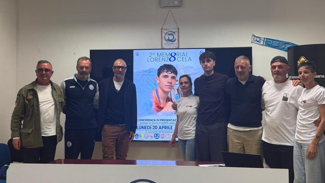 I dirigenti del Calcio Desenzano con i familiari di Lorenzo Cela